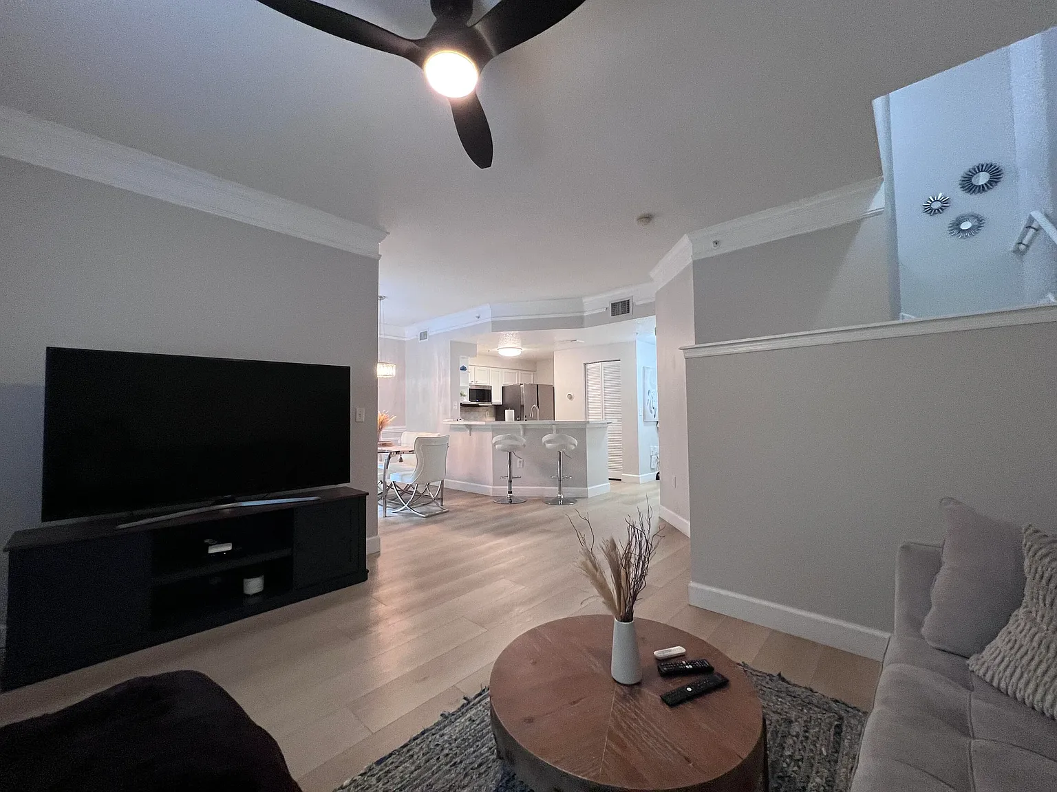 2 bed, 2.5 bath, 1344 sqft, $5,000 — Photo 2