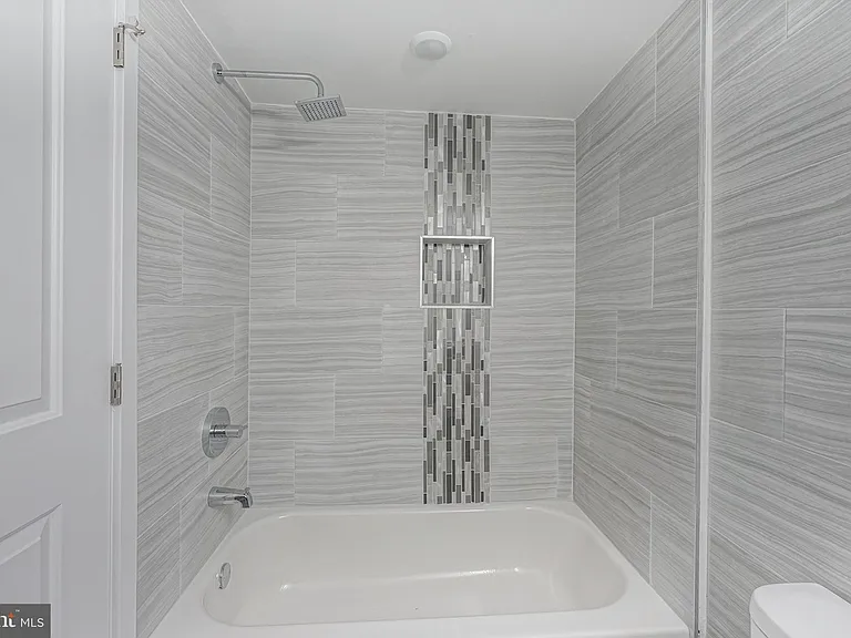 1070 N Front St #B — Photo 8