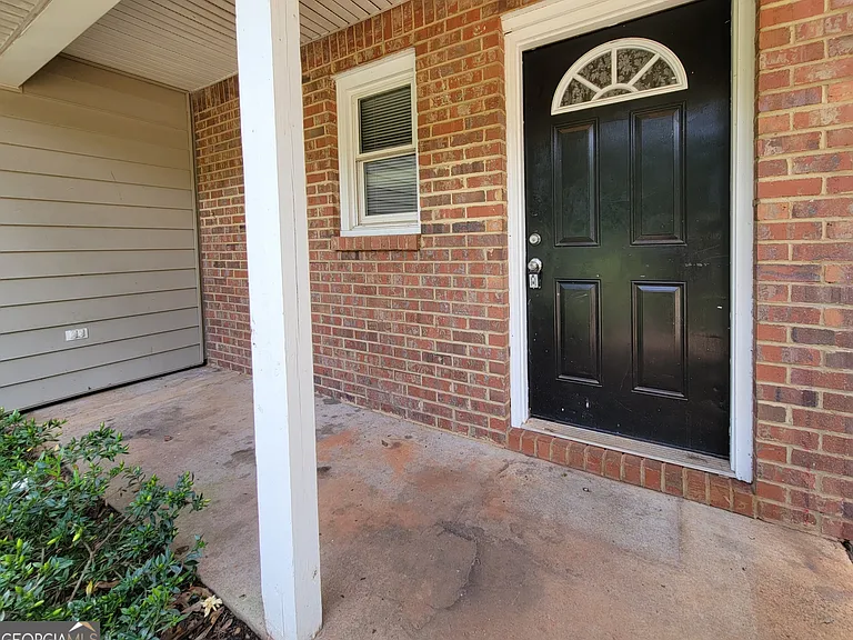 611 Leigh Ct — Photo 2