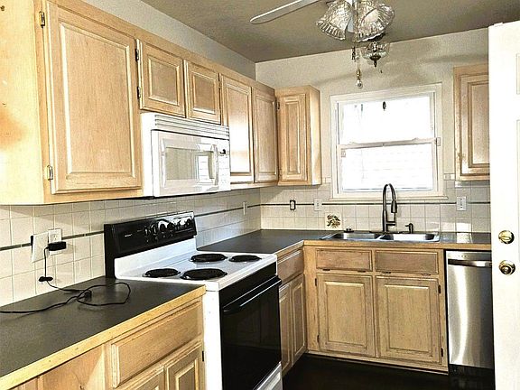 4th image of 1132 E Watchorn Ave