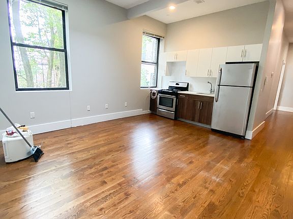 3rd image of 70 Kosciuszko St #3H