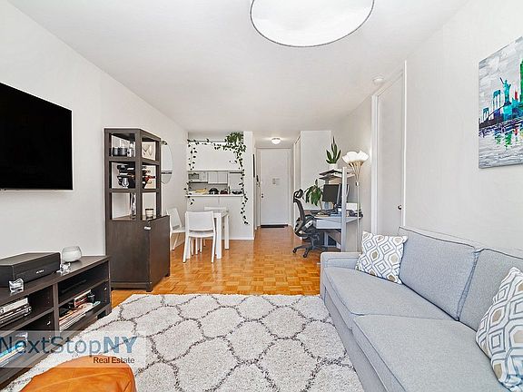 2nd image of 215 W 95th St APT 15A