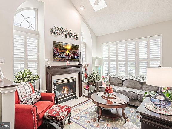 4th image of 3607 Saxony Dr