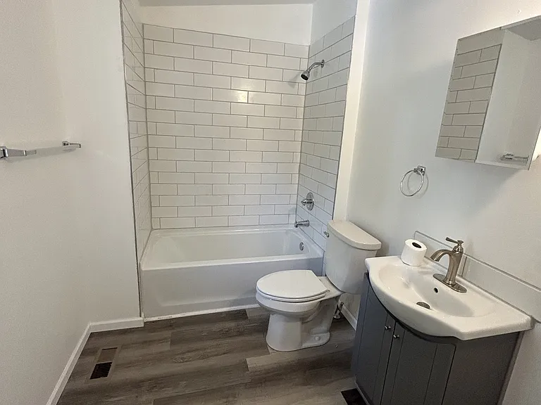 627 N King St — Photo 14