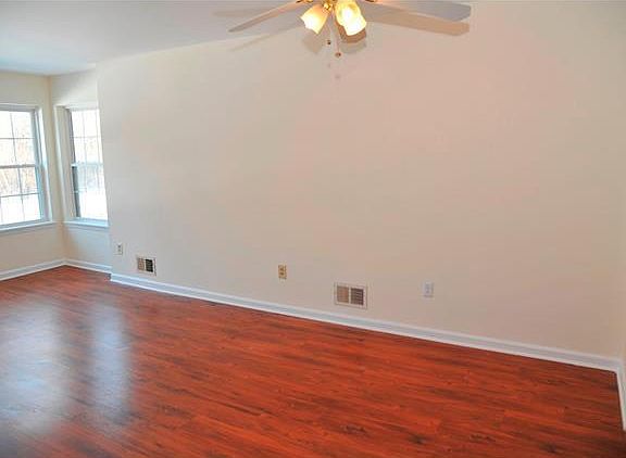 3rd image of 16 Stone Creek Ln