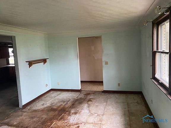 5th image of 105 Elmwood Dr