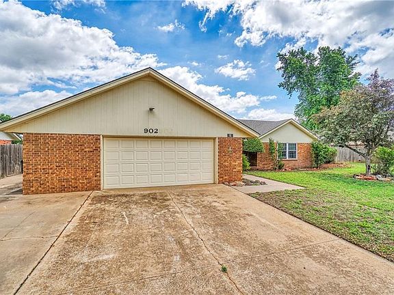3rd image of 902 Lera Ln