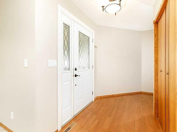 2nd image of 6 E Densmore Cres