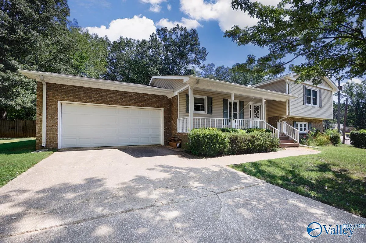 4 bed, 2.5 bath, 2317 sqft, $1,900 — Photo 3