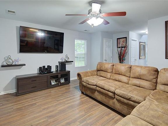 5th image of 23 Pine Tree Dr