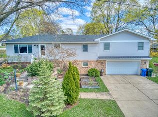 95 N Main St, South Elgin, IL 60177