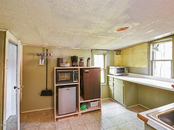 4th image of 410 La Salle Ave