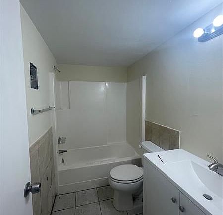 5th image of 300 NW 30th Ct APT 102