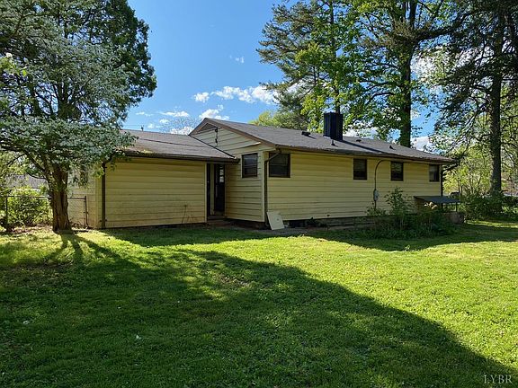3rd image of 1207 Lakeview Dr