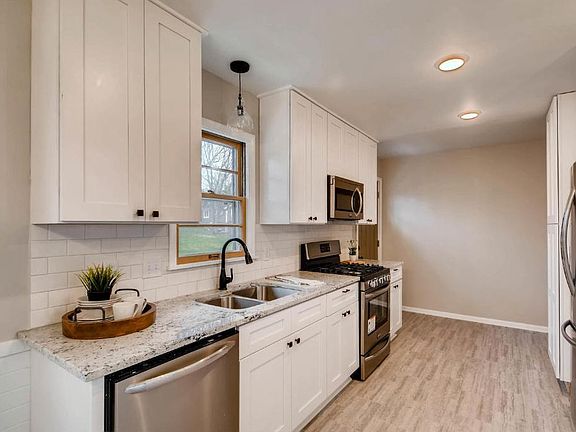 3rd image of 3649 Woody Ln