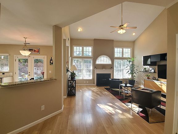 3rd image of 109 Lake Hickory Ct