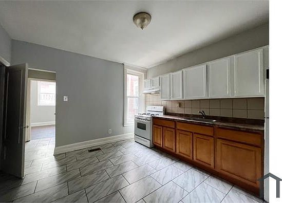 4th image of 1729 W Champlost St #1