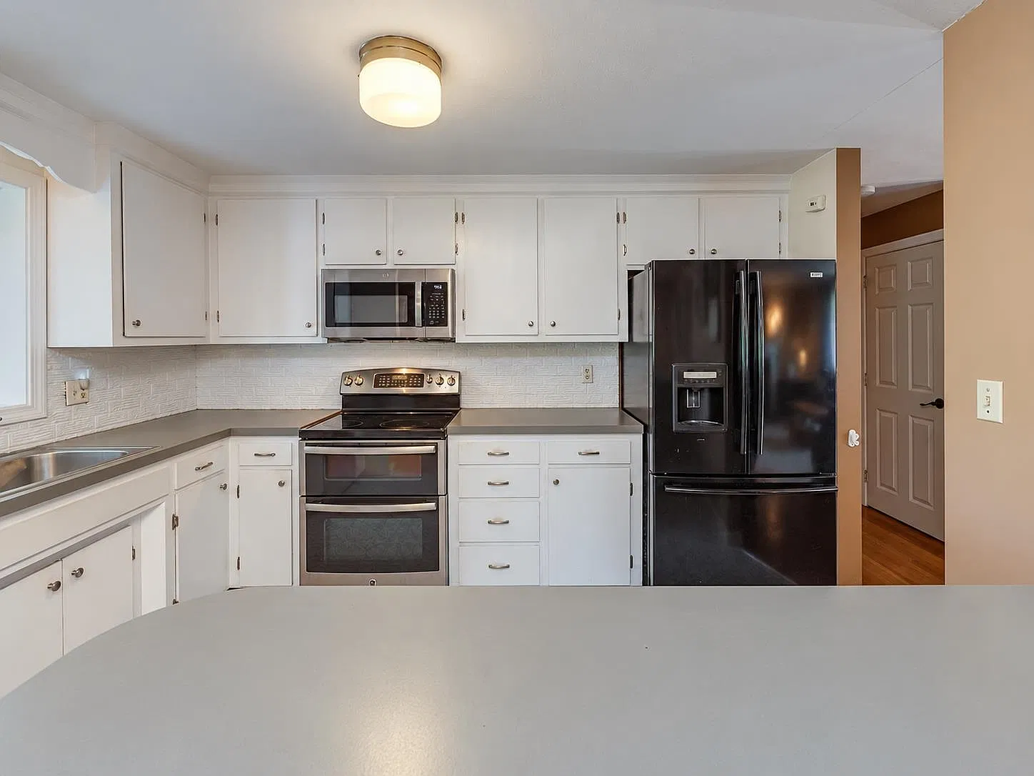 4 bed, 1.5 bath, 1904 sqft, $4,000 — Photo 2