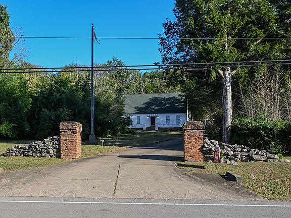 2nd image of 2866B N Thompson Ln