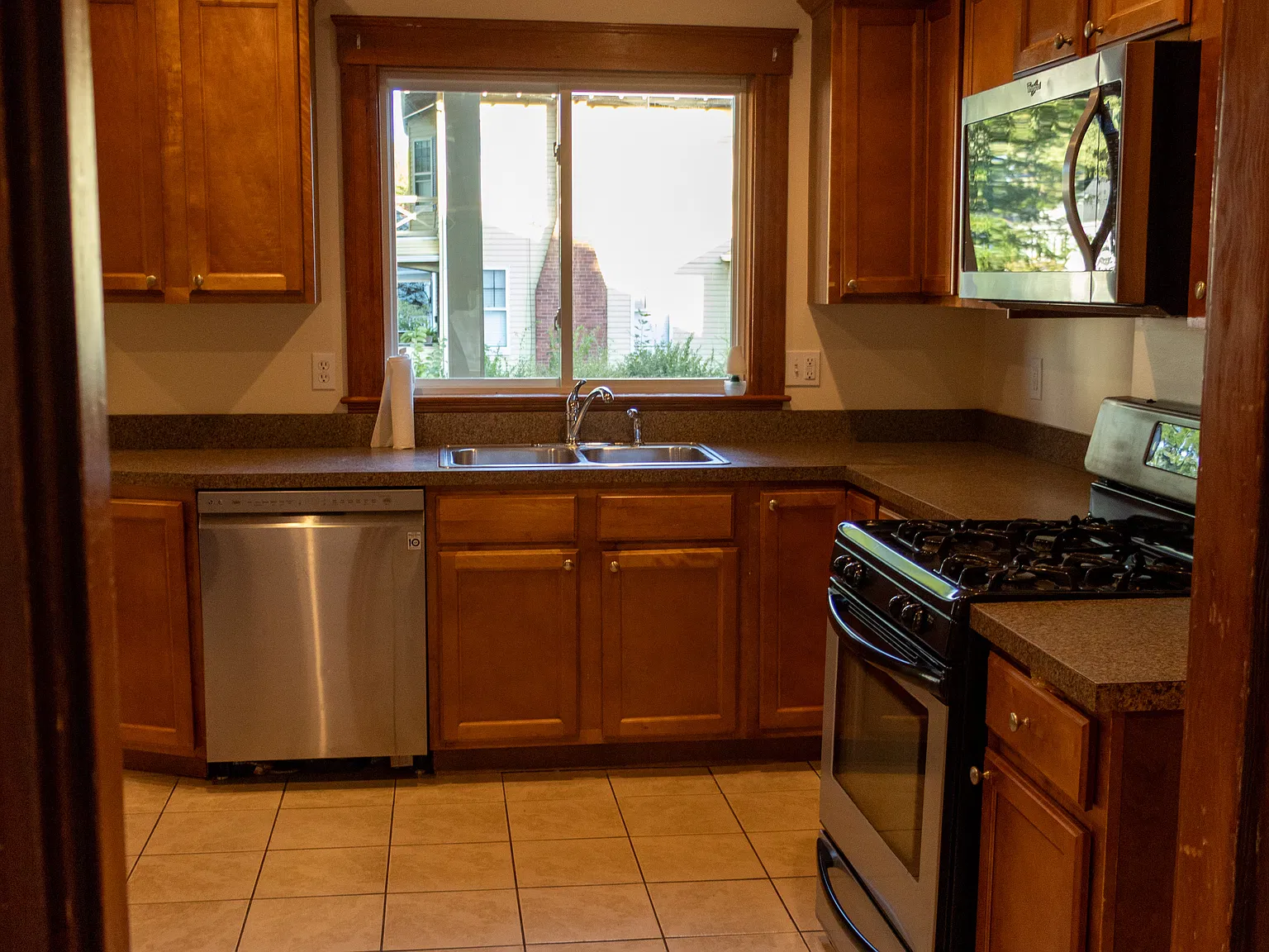 4 bed, 1800 sqft, $3,700 — Photo 4