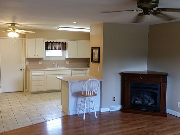 3rd image of 200 Lakeshore Dr
