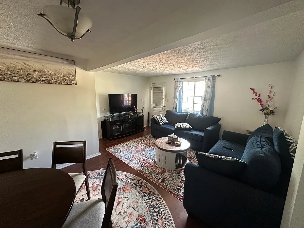 Building Photo - 1422 Farmcrest Way #2