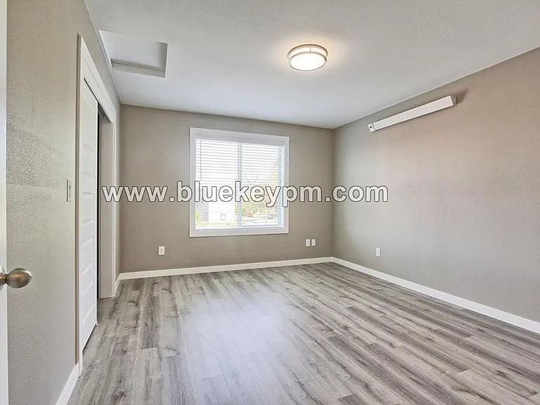 2713 Broadway — Photo 11