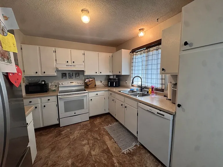 1097 Regency Dr — Photo 3