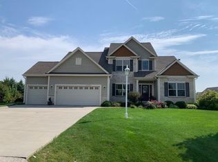 W349N5880 Sunflower Ct, Oconomowoc, WI