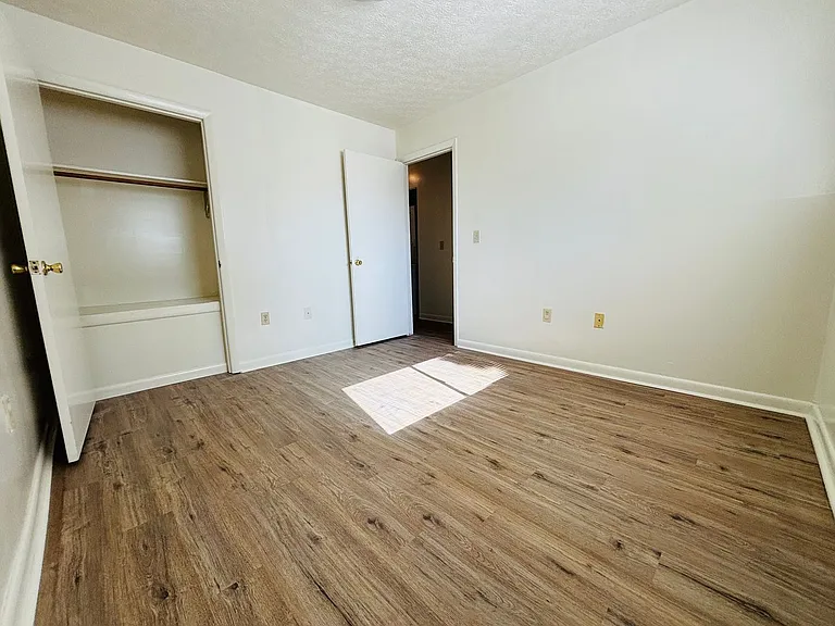 3 Bedroom, 2 Bath Apartment — Photo 15