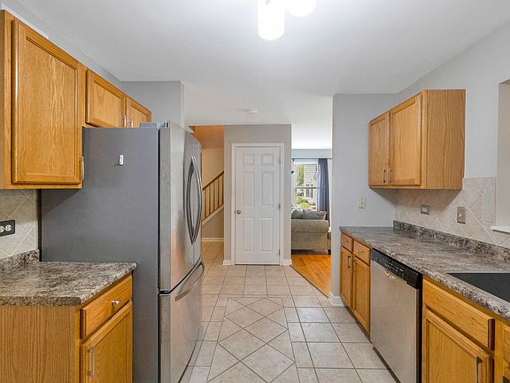 5th image of 675 Fieldcrest Dr #1A