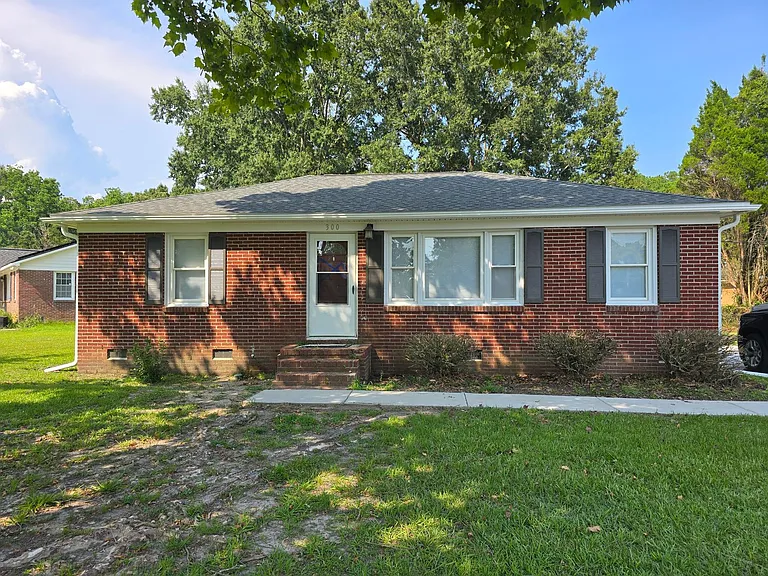 300 Mary Scott Dr — Photo 1