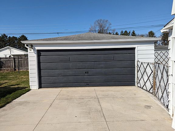 2nd image of 550 Edgewood Dr