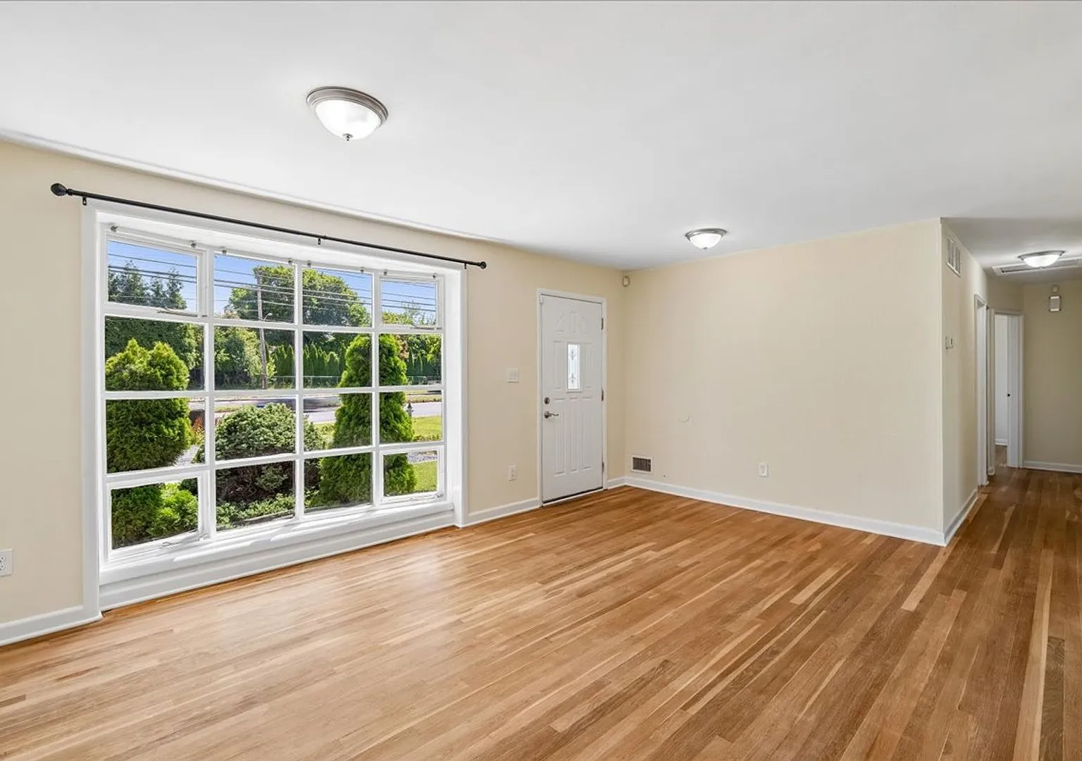 Perfectly Located Single Family Home in Silver Spring — Photo 1