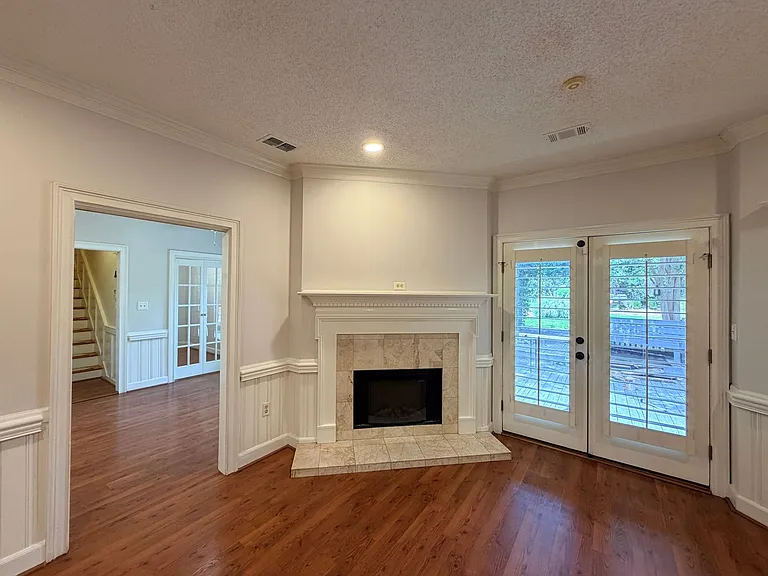 1009 Williamsburg Dr — Photo 15