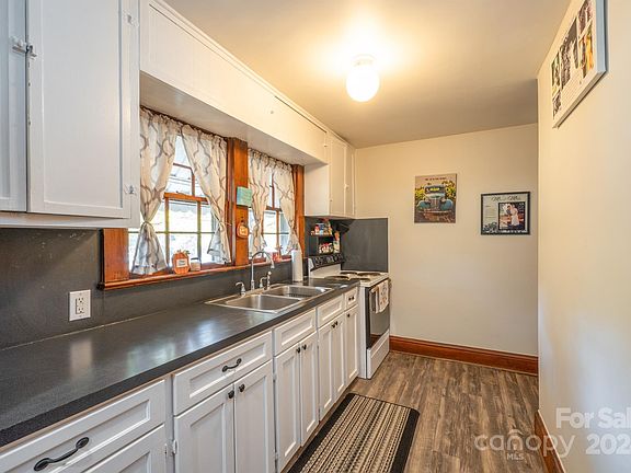 4th image of 710 Wood St