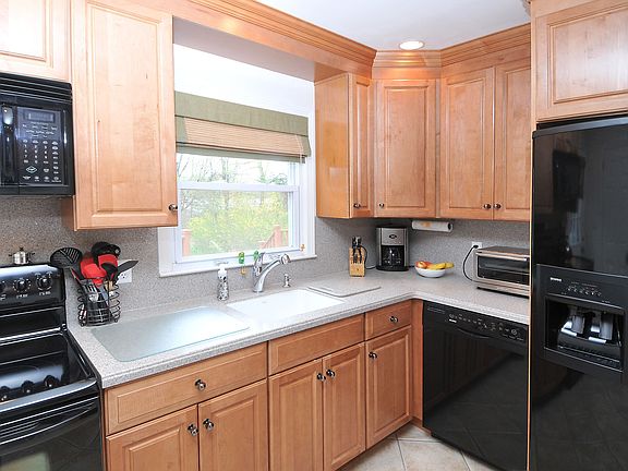 4th image of 10 Watson St