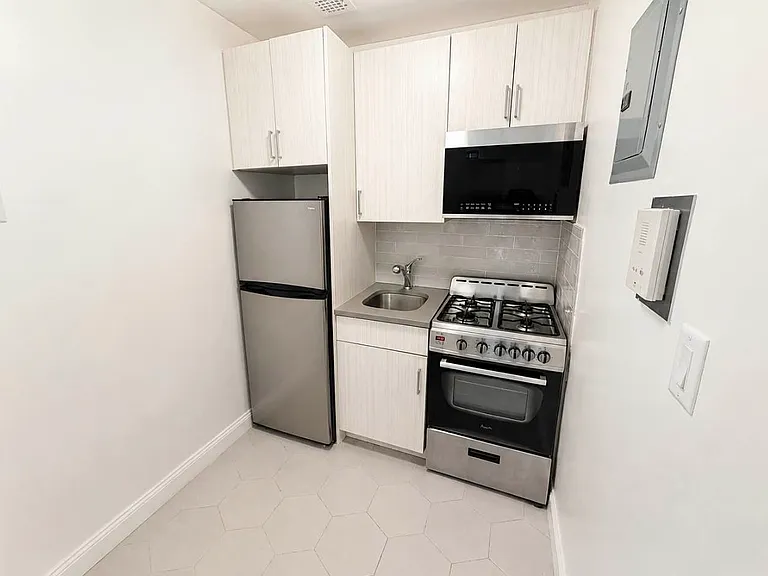 156 W 76th St #3B — Photo 4