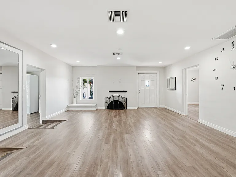 8647 Corbin Ave — Photo 11