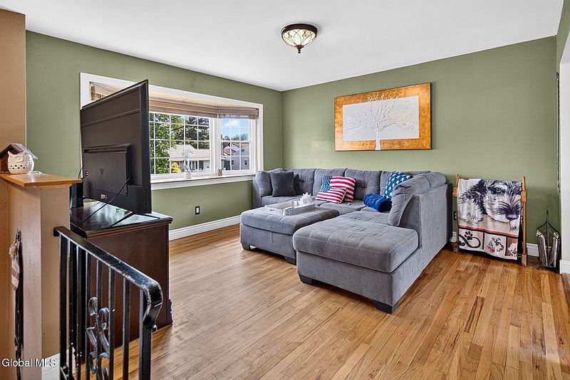4th image of 33 Hawthorne Court