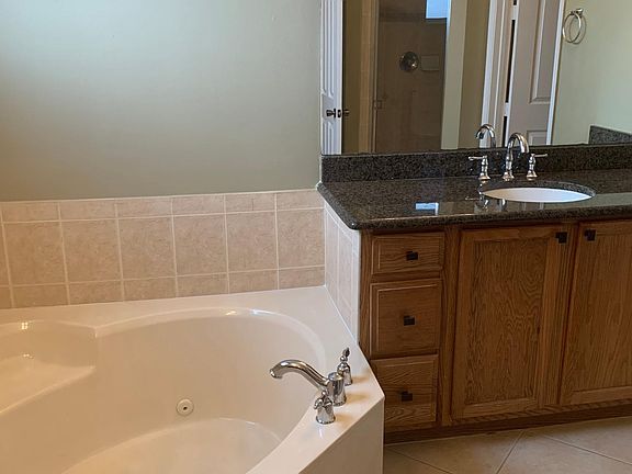 5th image of 924 NW Leonardo Cir