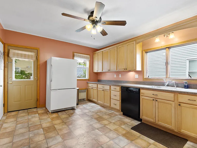 131 Yale St #1 — Photo 10