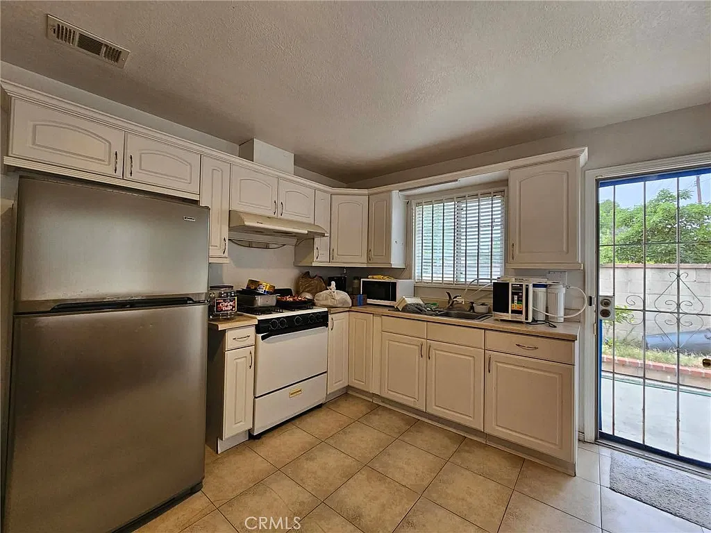 6 bed, 2248 sqft, $6,000 — Photo 3