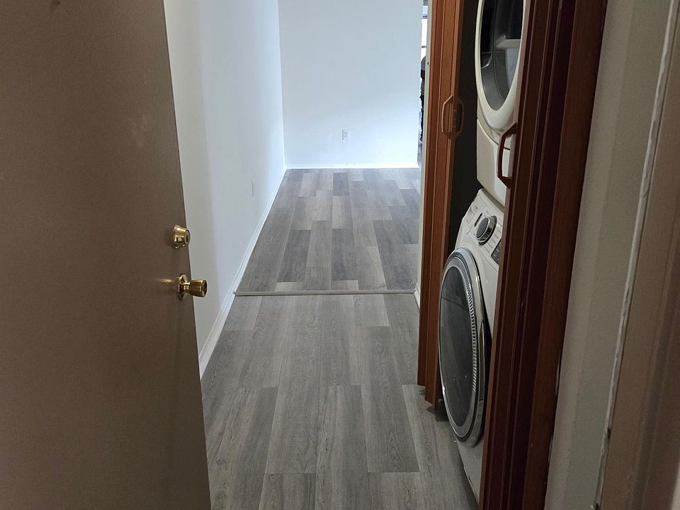 Entrance with washer dryer