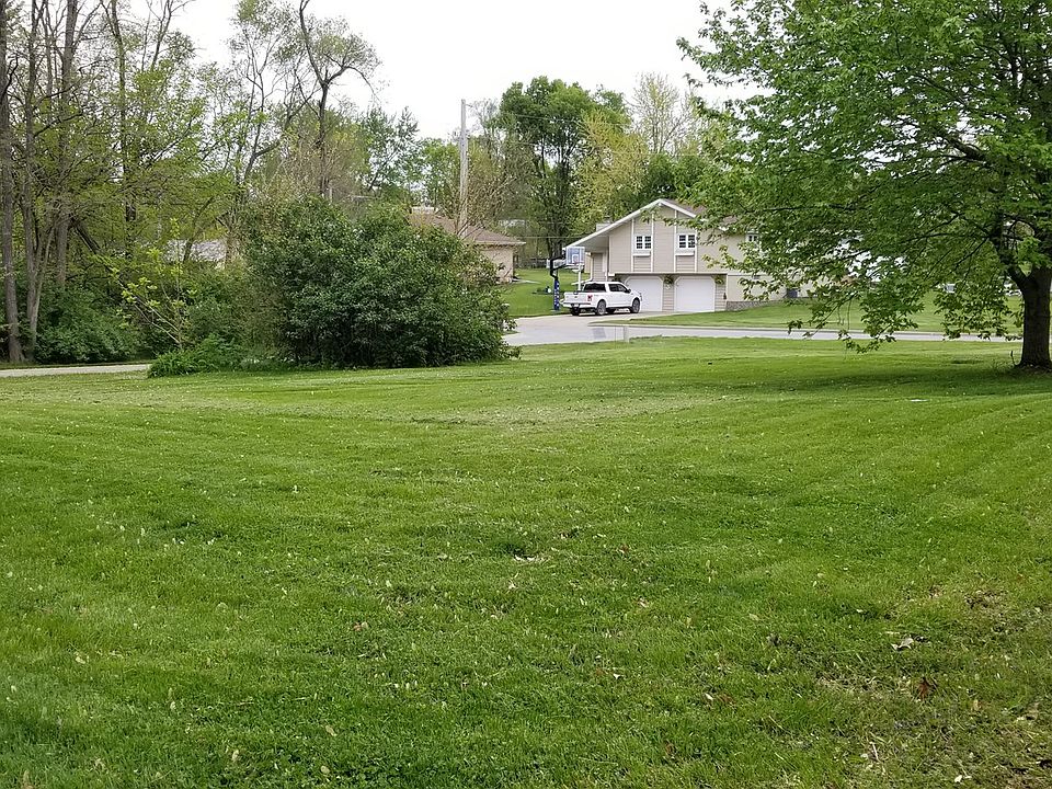 2nd image of 615 B Ave E