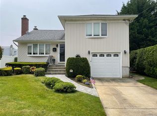116 Pine St, Massapequa Park, NY 11762