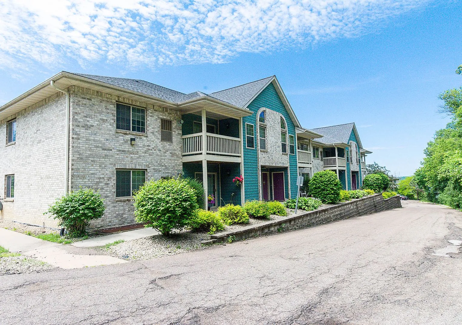 Beautiful 1 Bedroom in with Underground Heated Garage! — Photo 1