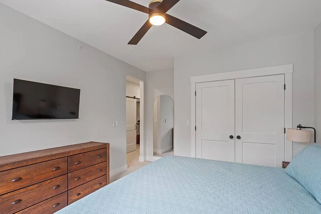 142 Henry St — Photo 4