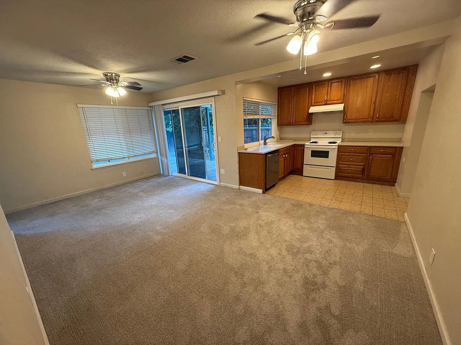 4 bed, 1417 sqft, $3,195 — Photo 2