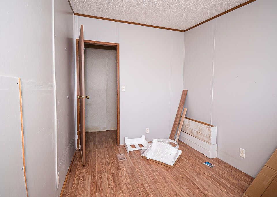 22nd image of 200 Laura Ln
